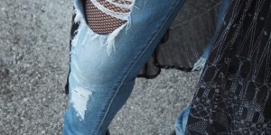 Beitragsbild des Blogbeitrags OUTFIT: Fishnet Tights + Destroyed Jeans 