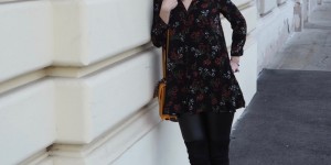 Beitragsbild des Blogbeitrags OUTFIT: Dark Floral Dress + Overknees