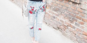 Beitragsbild des Blogbeitrags OUTFIT: Denim-Jeans mit Stickerei 