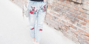 Beitragsbild des Blogbeitrags OUTFIT: Denim-Jeans mit Stickerei