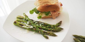 Beitragsbild des Blogbeitrags #Spargelwochen: Halloumi-Burger mit gegrilltem Spargel