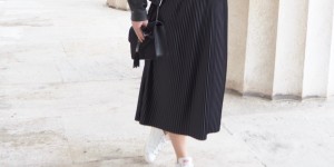 Beitragsbild des Blogbeitrags Pleated Midi Skirt & Stan Smith Sneakers