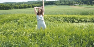 Beitragsbild des Blogbeitrags So trägst du dein Seidentuch als Haarband: One Trend-Different Styles
