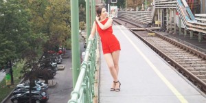 Beitragsbild des Blogbeitrags Sommeroutfit im roten kurzen Jumpsuit: One Trend – Different Styles 