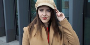 Beitragsbild des Blogbeitrags Warum der Camel Coat in deiner Capsule Wardrobe nicht fehlen darf!