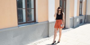 Beitragsbild des Blogbeitrags Orange is the new Black: So kombinierst du die Sommertrendfarbe Orange 