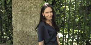 Beitragsbild des Blogbeitrags How to dress like Meghan Markle: Sommerlook mit Midikleid, Wedges und Perlenohrsteckern