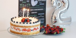 Beitragsbild des Blogbeitrags Geburtstagstorte (Erdbeer-Joghurt) zum 2. Geburtstag 