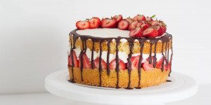Beitragsbild des Blogbeitrags Erdbeer-Drip-Torte