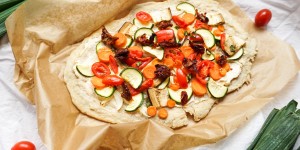 Beitragsbild des Blogbeitrags Spring Vibes –Veganer Flammkuchen 