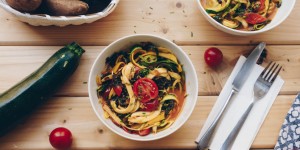 Beitragsbild des Blogbeitrags Veganes Zoodles Rezept | Low Carb Pasta 