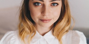 Beitragsbild des Blogbeitrags Cozy Hair Do | Einfache Frisur für schulterlanges Haar 