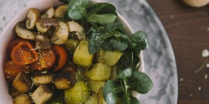 Beitragsbild des Blogbeitrags Schnelle & leckere Gemüsebowl mit Bratkartoffeln