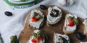 Beitragsbild des Blogbeitrags Olivenbrot mit Philadelphia Kräuter & Topping