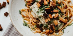 Beitragsbild des Blogbeitrags Vegane Carbonara aus Cashews Gnocci & Pasta Edition