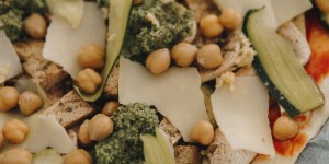 Beitragsbild des Blogbeitrags Resteessen: Zucchini-Champignons-Pizza mit Tofu