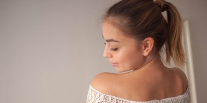 Beitragsbild des Blogbeitrags Easy Breezy | Einfache Sommerfrisur für kurze Haare 