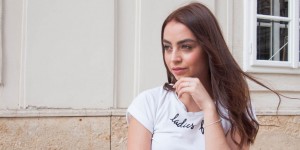 Beitragsbild des Blogbeitrags Alinas „Haarfit in den Sommer“ – Sag ja zu Farbe! 
