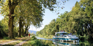 Beitragsbild des Blogbeitrags Hausboot Urlaub: Wie wäre es mit einem schwimmenden Ferienhaus? 