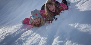 Beitragsbild des Blogbeitrags Winterurlaub mit Kindern ohne Ski: ab zum Familienurlaub in die Alpen!
