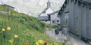 Beitragsbild des Blogbeitrags Lech am Arlberg im Sommer genießen: So viel Berge, so viele Möglichkeiten 