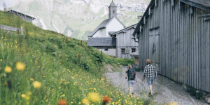 Beitragsbild des Blogbeitrags Lech am Arlberg im Sommer genießen: So viel Berge, so viele Möglichkeiten