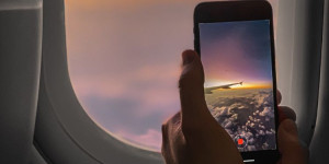 Beitragsbild des Blogbeitrags Handy im Flugzeug: Hat man im Flugzeug Internet?