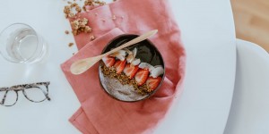 Beitragsbild des Blogbeitrags Energy Kick – Chia Smoothiebowl 