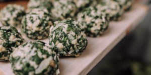 Beitragsbild des Blogbeitrags Bärlauchknödel mit Salbeibutter