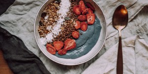 Beitragsbild des Blogbeitrags Blue Spirulina Breakfast Bowl 