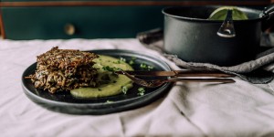 Beitragsbild des Blogbeitrags Vegane Kartoffel-Zucchini Puffer mit Erbsenpüree