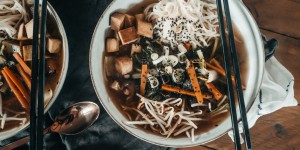 Beitragsbild des Blogbeitrags vegane Ramen Suppe