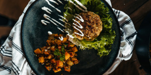 Beitragsbild des Blogbeitrags vegane Kaspressknödel mit Kürbisgemüse