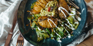 Beitragsbild des Blogbeitrags Hasselback Kartoffeln mit Guacamole 