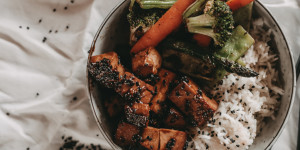 Beitragsbild des Blogbeitrags Reis mit Gemüse & Tofu in Sesamkruste