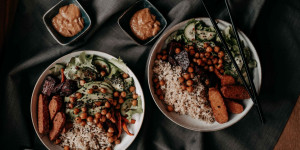 Beitragsbild des Blogbeitrags vegane Reis Bowl 