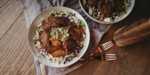 Beitragsbild des Blogbeitrags Smashed baked Potatoes auf Salat oder auch Quetschkartoffeln genannt. 