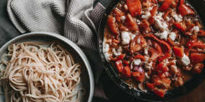 Beitragsbild des Blogbeitrags vegane Tomaten Feta Pasta