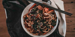Beitragsbild des Blogbeitrags Udon Nudeln mit Erdnusssauce