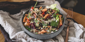 Beitragsbild des Blogbeitrags Spring Bowl mit Pestonudeln und Gemüse