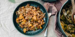 Beitragsbild des Blogbeitrags veganes Krautgröstl