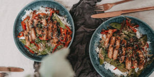 Beitragsbild des Blogbeitrags Vegane Teriyaki Nuggets mit Gemüse