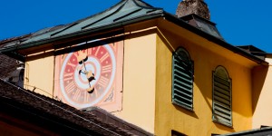 Beitragsbild des Blogbeitrags Uhren und Glocken im Schlosshof von Hellbrunn