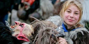 Beitragsbild des Blogbeitrags Krampusmädchen Chiara verstärkt die Grödiger Pass