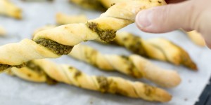 Beitragsbild des Blogbeitrags Köstliche Stangerl mit Bärlauch-Pesto