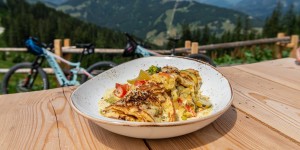 Beitragsbild des Blogbeitrags Zachhofalm-Kräuterpalatschinken