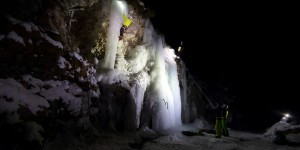 Beitragsbild des Blogbeitrags Eisklettern im Schein der Stirnlampen