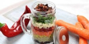Beitragsbild des Blogbeitrags Salat im Glas – Gesundes Mittagessen zum Mitnehmen