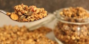 Beitragsbild des Blogbeitrags Selbstgemachtes Granola mit Apfelmus