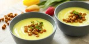 Beitragsbild des Blogbeitrags Karfiolsuppe mit Curcuma und gerösteten Kichererbsen 